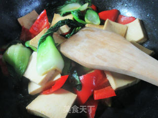 红椒千页豆腐烧青菜的做法步骤：9