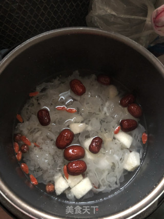雪梨银耳百合汤的做法步骤：3