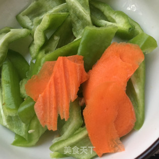 青椒炒酱猪蹄的做法步骤：3
