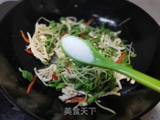 鸡丝炒豆苗的做法步骤：11