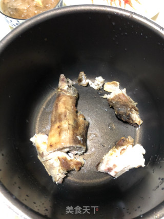 腊猪脚炖萝卜的做法步骤：1