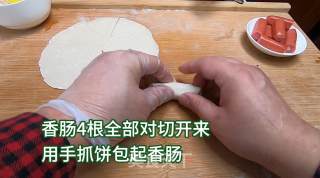手抓饼一口酥香肠卷，特别招小朋友喜欢，酥酥脆脆太美味了的做法步骤：2