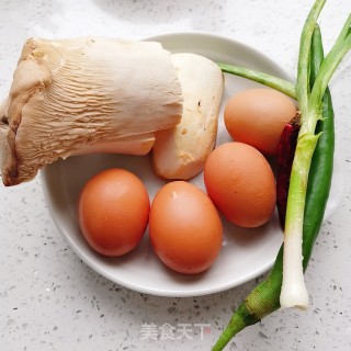 杏鲍菇炒鸡蛋的做法步骤：1