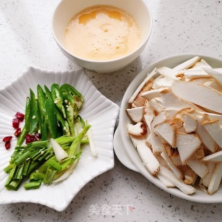 杏鲍菇炒鸡蛋的做法步骤：2