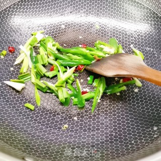 杏鲍菇炒鸡蛋的做法步骤：7