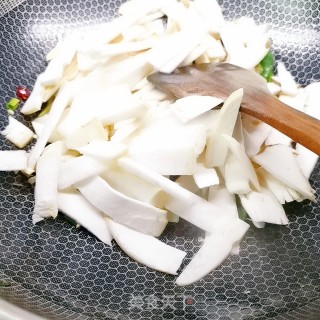 杏鲍菇炒鸡蛋的做法步骤：8