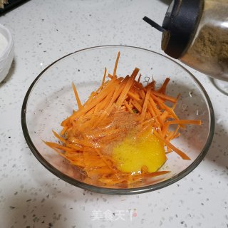新手也可以做的营养鸡蛋饼的做法步骤：3
