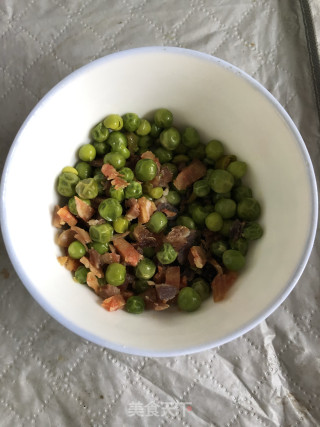 腊肉豌豆饭的做法步骤：1