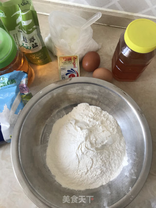 蜂蜜家庭版麻花的做法步骤：1