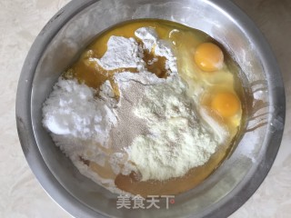 蜂蜜家庭版麻花的做法步骤：2