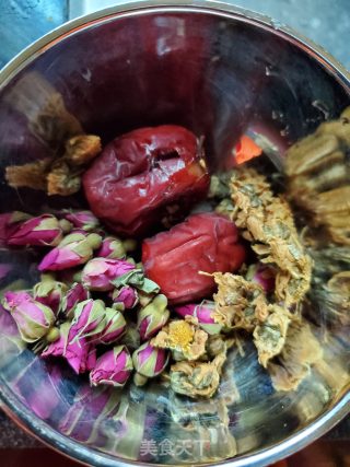 黑糖玫瑰花杞子茶的做法步骤：1