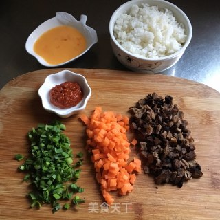 辣酱牛肉炒饭的做法步骤：1