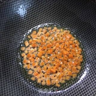 辣酱牛肉炒饭的做法步骤：2