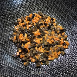 辣酱牛肉炒饭的做法步骤：3
