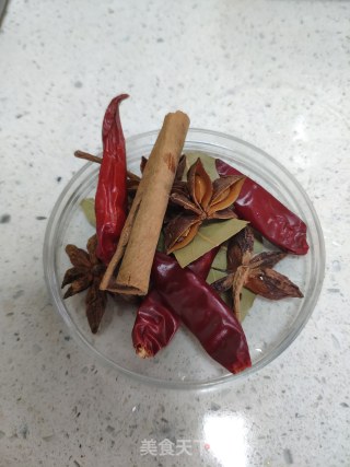 闲情逸致版姜母鸭的做法步骤：1
