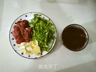 青椒木耳炒肉片的做法步骤：1