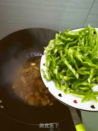 青椒木耳炒肉片的做法步骤：6