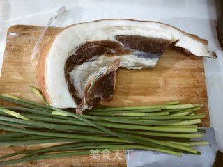 腊肉炒蒜苔的做法步骤：1