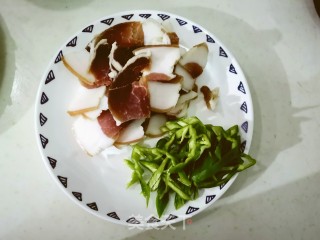 腊肉炒蒜苔的做法步骤：2