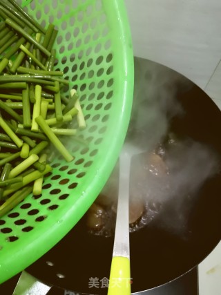 腊肉炒蒜苔的做法步骤：7