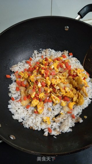 胡萝卜洋葱蛋炒饭的做法步骤：7