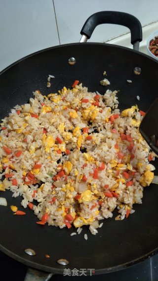胡萝卜洋葱蛋炒饭的做法步骤：8