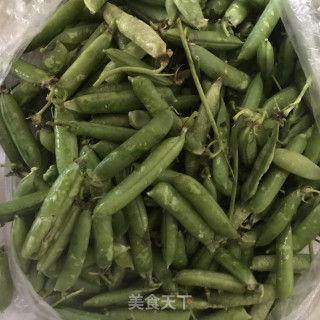 炒青豆的做法步骤：1