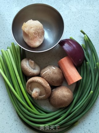 鸡肉香菇炒蒜苔的做法步骤：1