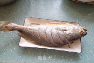 煎黄鱼的做法步骤：1