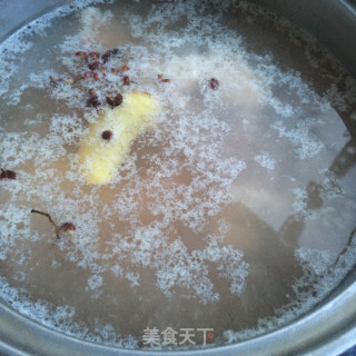 红萝卜红枣排骨汤的做法步骤：1