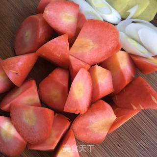 红萝卜红枣排骨汤的做法步骤：3