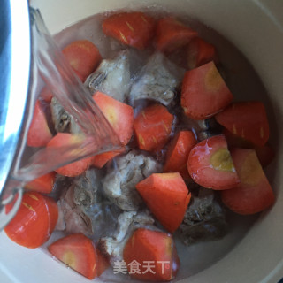 红萝卜红枣排骨汤的做法步骤：5