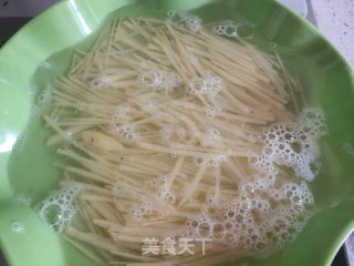 土豆丝炒青椒的做法步骤：2