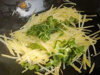 土豆丝炒青椒的做法步骤：6