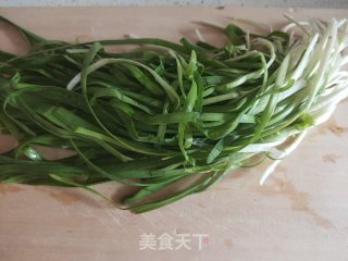 虾皮炒韭菜的做法步骤：1