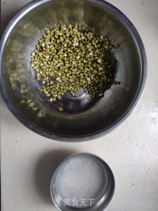 绿豆粥的做法步骤：1