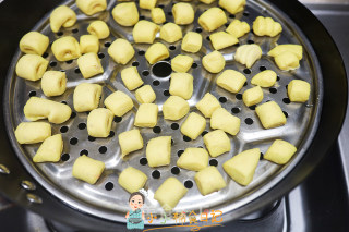 9个月以上辅食迷你肉松夹心馒头的做法步骤：10