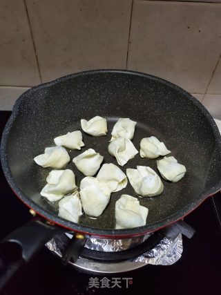 香煎云吞的做法步骤：2