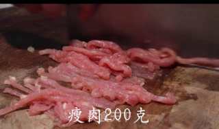 大厨四宝鱼香肉丝的做法步骤：1