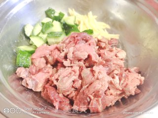 草莓炒牛肉的做法步骤：1