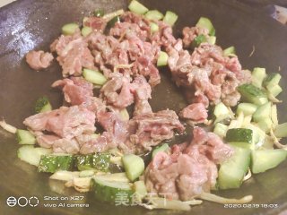 草莓炒牛肉的做法步骤：4