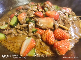 草莓炒牛肉的做法步骤：5
