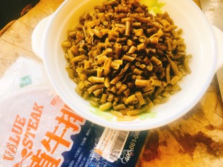 酸豆角炒牛排的做法步骤：1