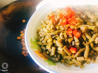 酸豆角炒牛排的做法步骤：7