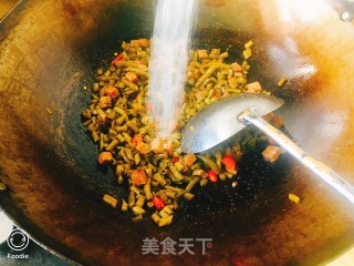 酸豆角炒牛排的做法步骤：8