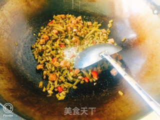 酸豆角炒牛排的做法步骤：9