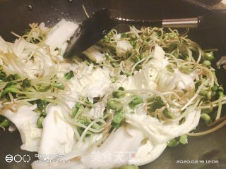 黑豆芽炒大白菜的做法步骤：3