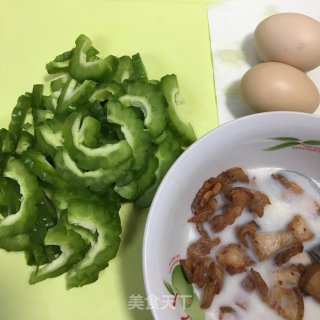 鸡蛋肉片炒苦瓜的做法步骤：1