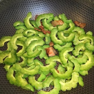 鸡蛋肉片炒苦瓜的做法步骤：5