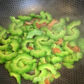 鸡蛋肉片炒苦瓜的做法步骤：6